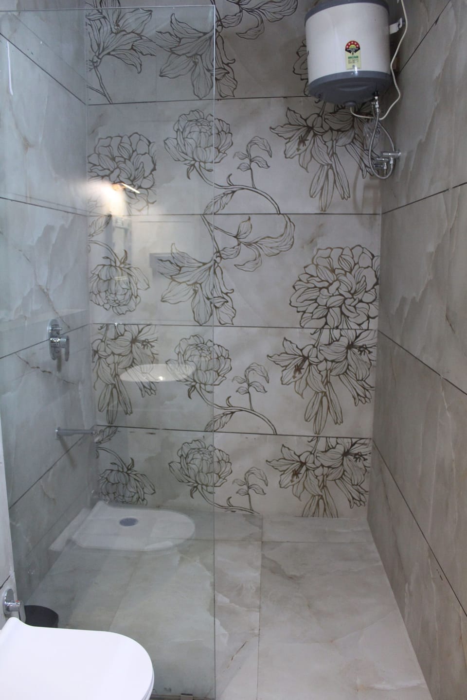 Premium Double Room | Bathroom | Shower, rainfall showerhead, free toiletries, hair dryer