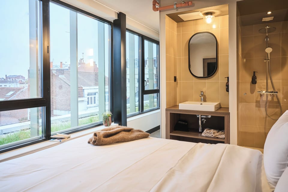 JOST SIGNATURE - Standard Room | Bathroom | Rainfall showerhead, hair dryer, towels, soap