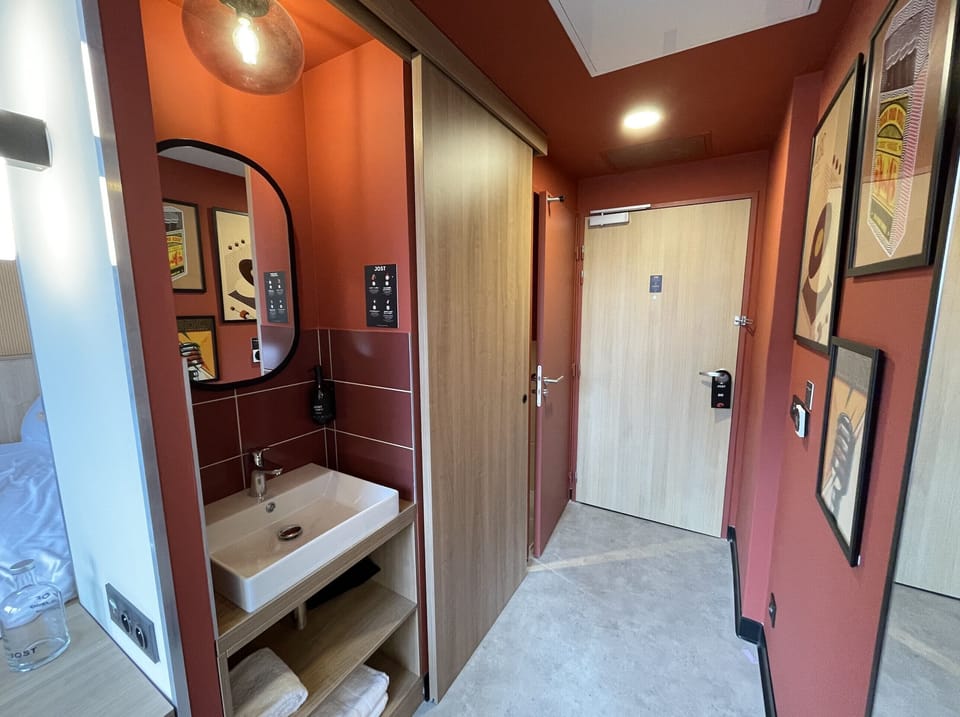 JOST SIGNATURE - Standard Room | Bathroom | Rainfall showerhead, hair dryer, towels, soap