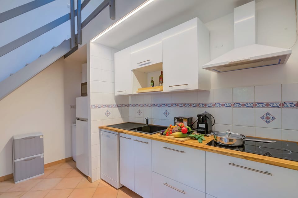 Fridge, microwave, stovetop, dishwasher