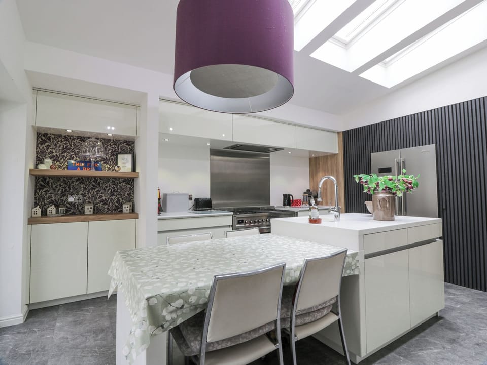 Cottage | Private kitchen | Fridge, dishwasher, electric kettle, toaster