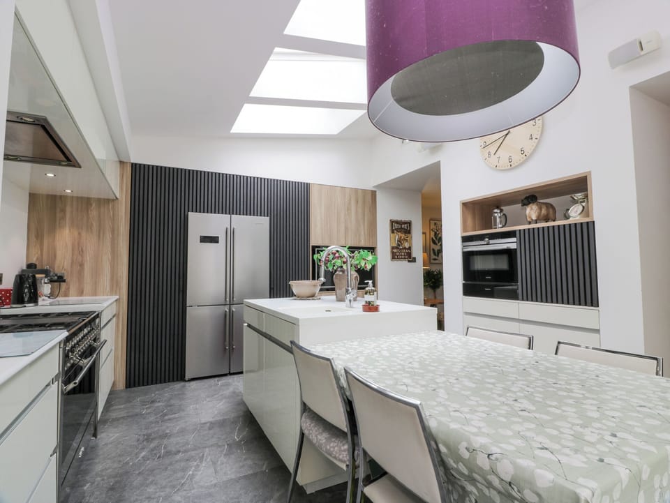 Cottage | Private kitchen | Fridge, dishwasher, electric kettle, toaster