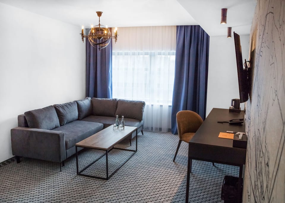 Apartment | Minibar, in-room safe, individually decorated, desk