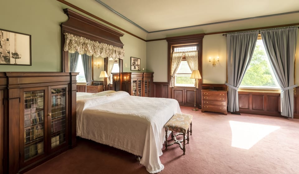 Dining Room | Individually decorated, individually furnished, iron/ironing board