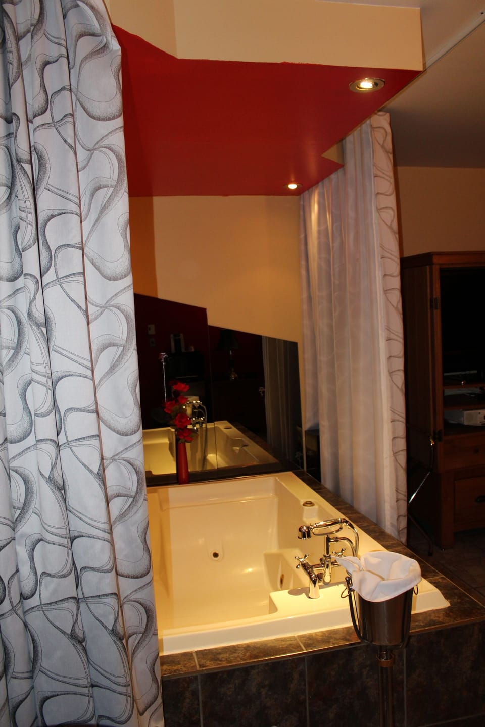 Premium Room, 1 Queen Bed, Non Smoking, Hot Tub | Desk, soundproofing, iron/ironing board, free WiFi