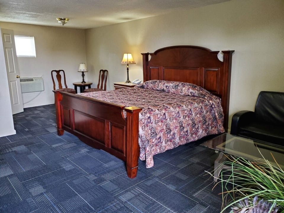 Room, 1 King Bed | Desk, free WiFi