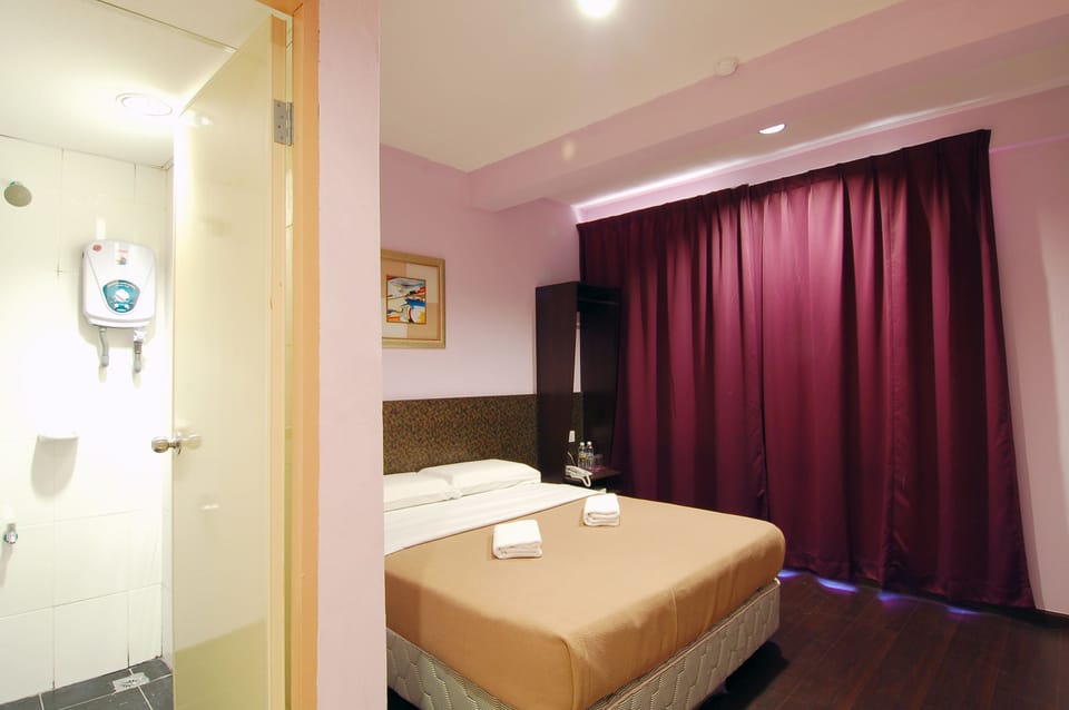 Deluxe Room, 1 Queen Bed, City View