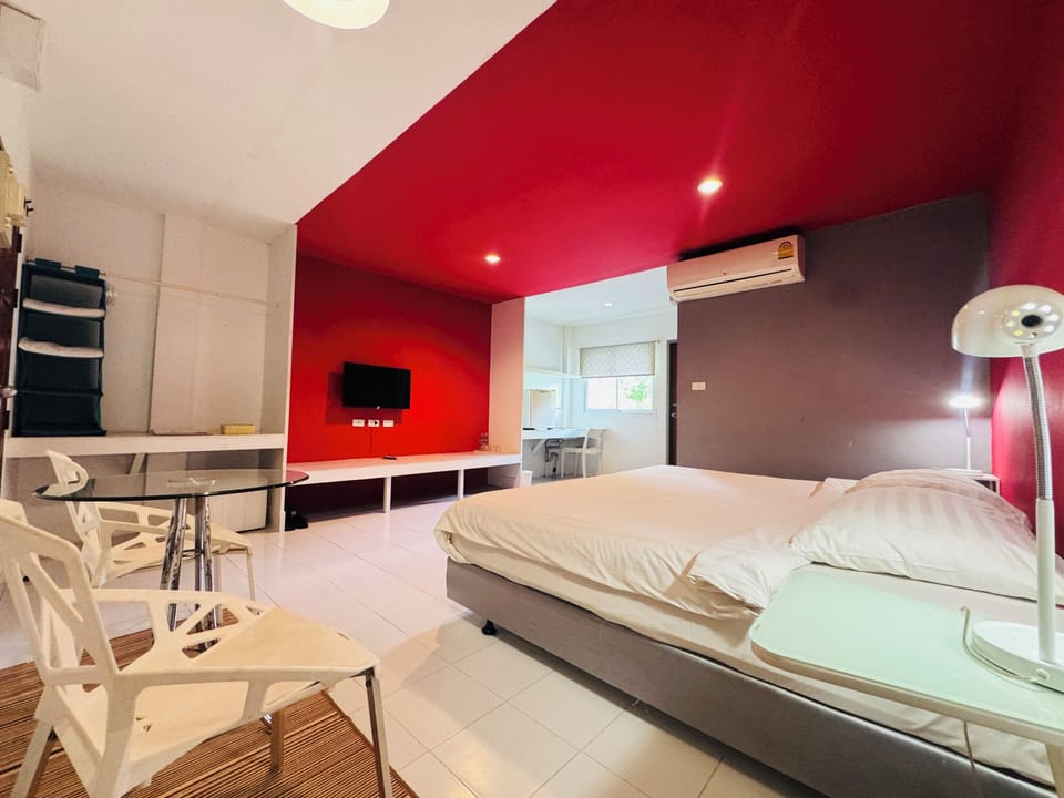 Standard Room | Desk, bed sheets