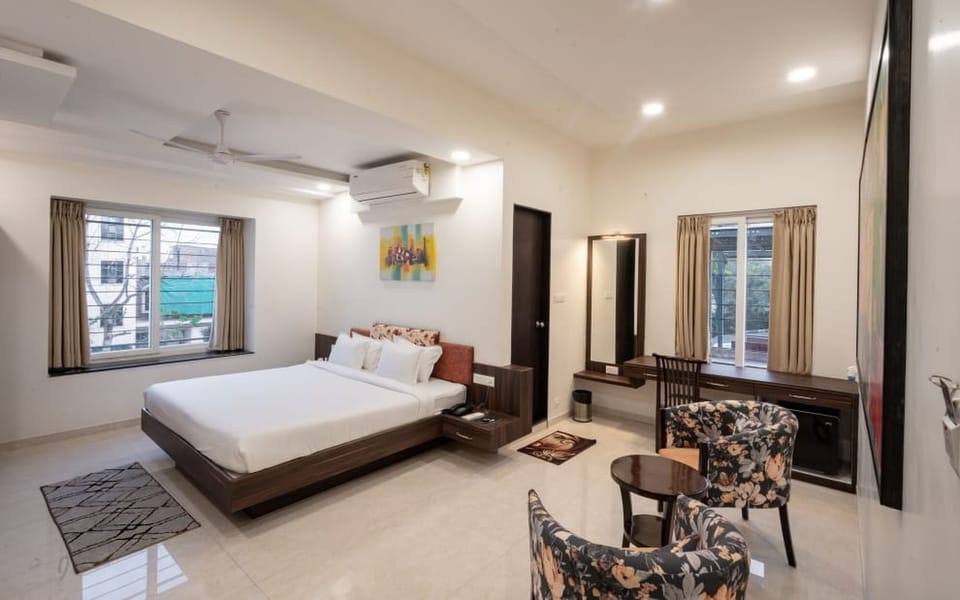 Family Room | Egyptian cotton sheets, premium bedding, desk, free WiFi