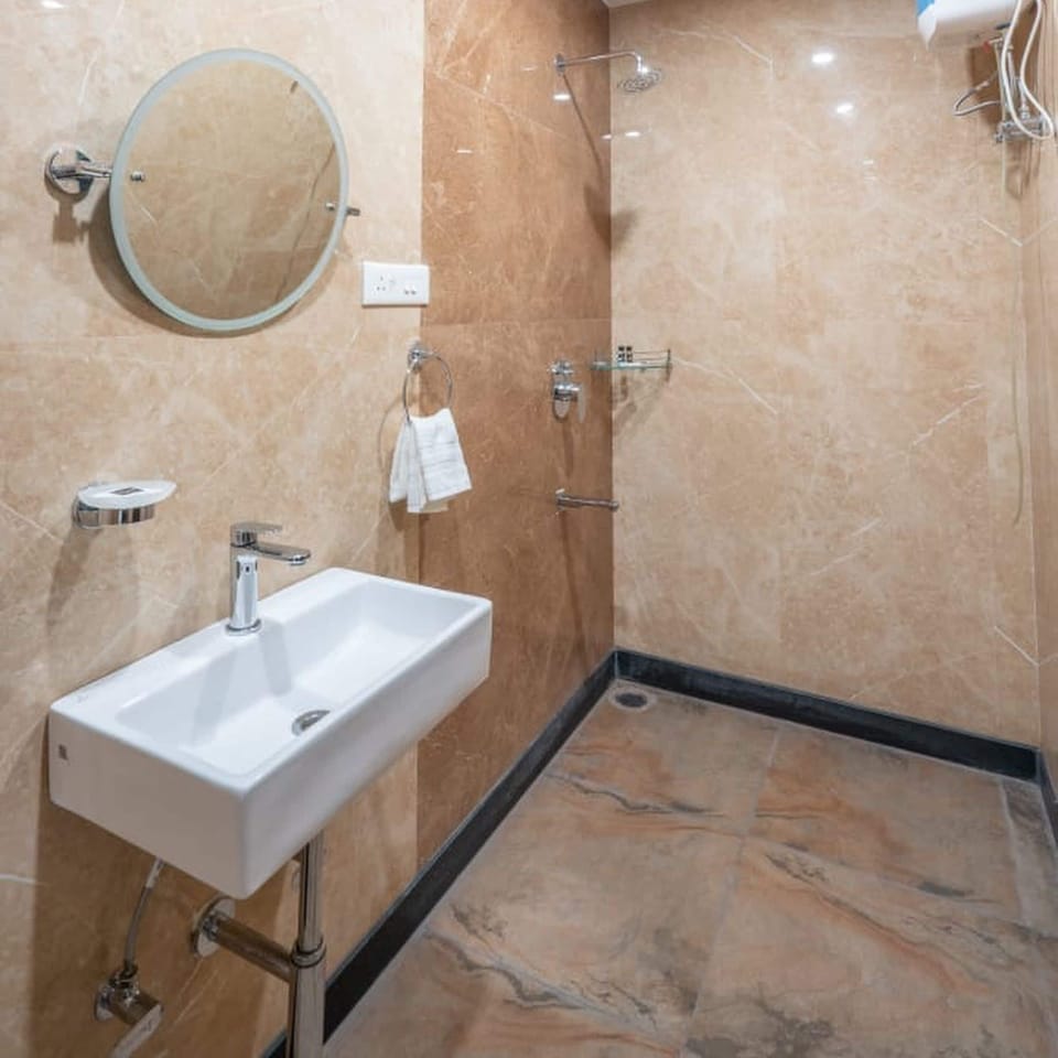 Shower, hydromassage showerhead, free toiletries, towels