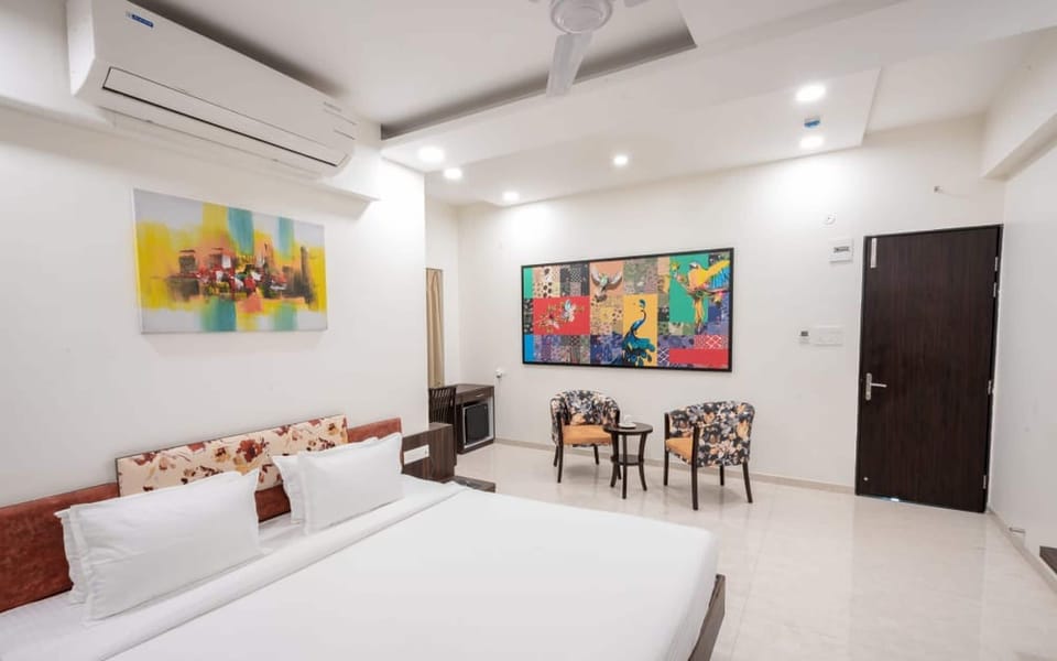 Family Room | Egyptian cotton sheets, premium bedding, desk, free WiFi