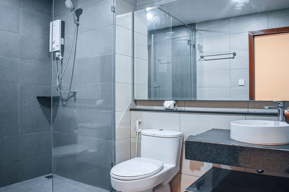 Shower, rainfall showerhead, free toiletries, hair dryer