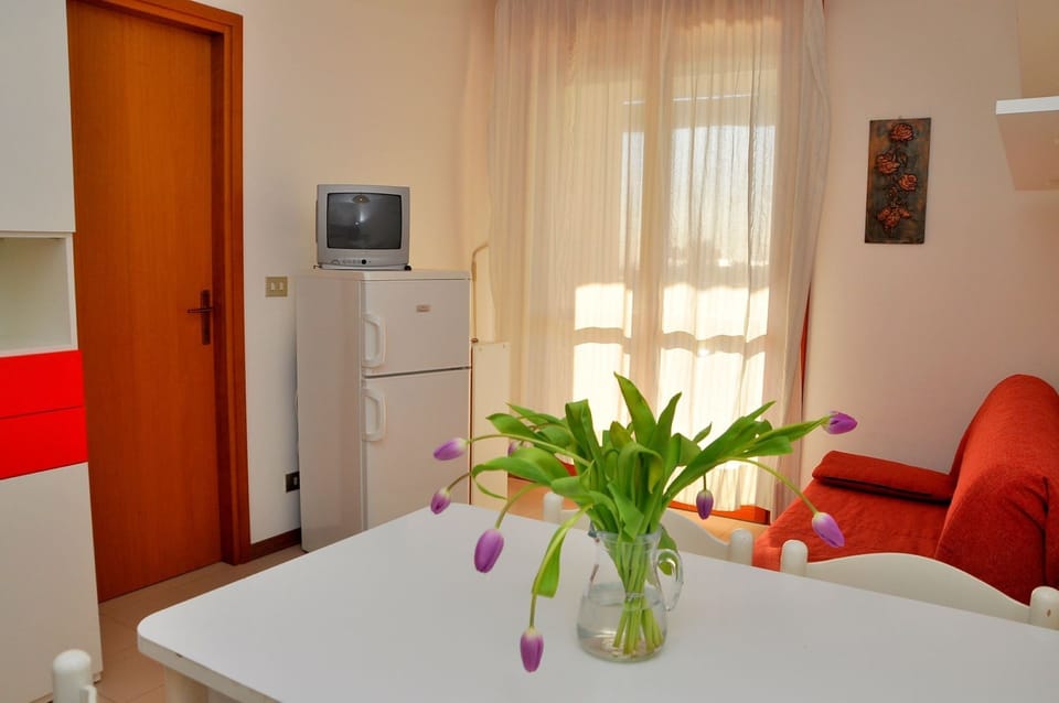 Apartment, 1 Bedroom, Balcony, Ocean View | Living area
