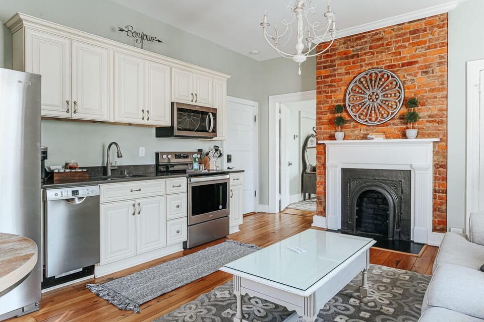 Apartment, Private Bathroom (The Bons Amis Suite) | Lounge