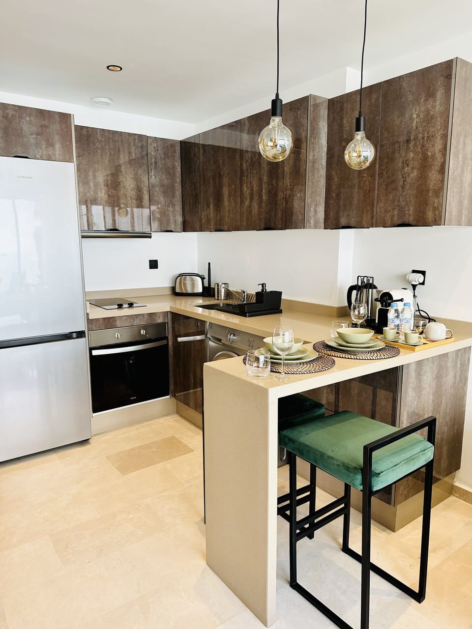 Deluxe Apartment | Private kitchen | Full-size fridge, oven, stovetop, toaster