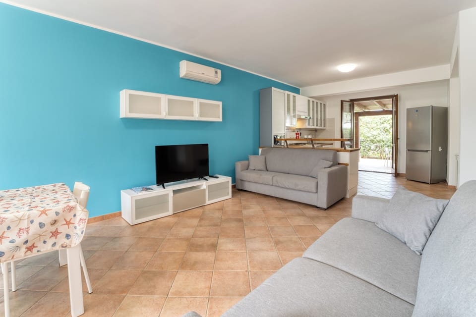 House, Partial Sea View | Living room | 32-inch flat-screen TV with cable channels