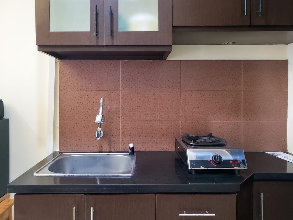 Full-size fridge, stovetop