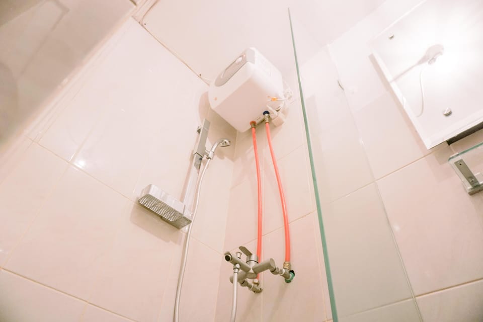 Studio | Bathroom | Shower, free toiletries, towels