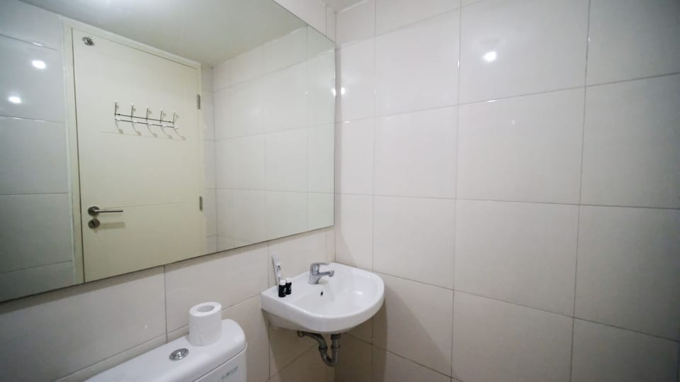 Studio | Bathroom | Shower, free toiletries, towels