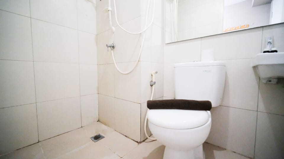 Studio | Bathroom | Shower, free toiletries, towels