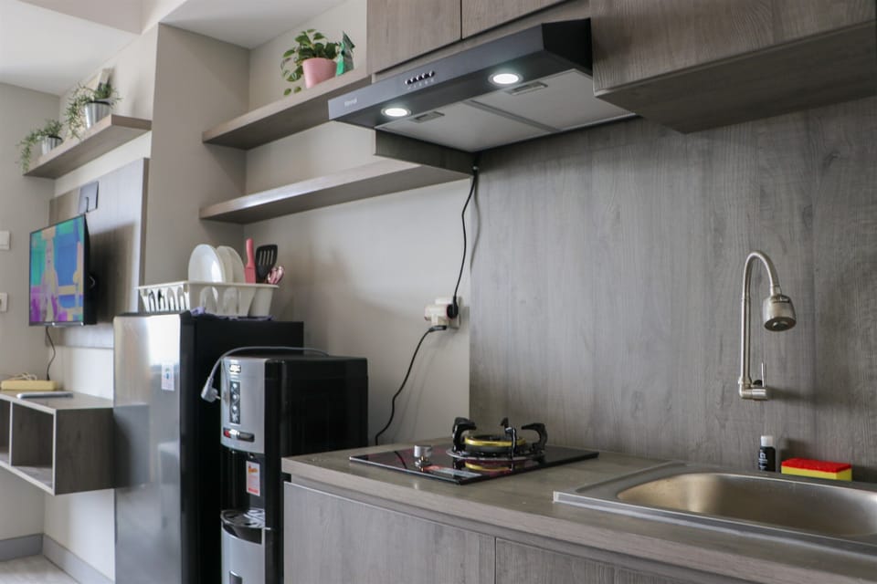 Apartment | Private kitchen | Full-size fridge, stovetop