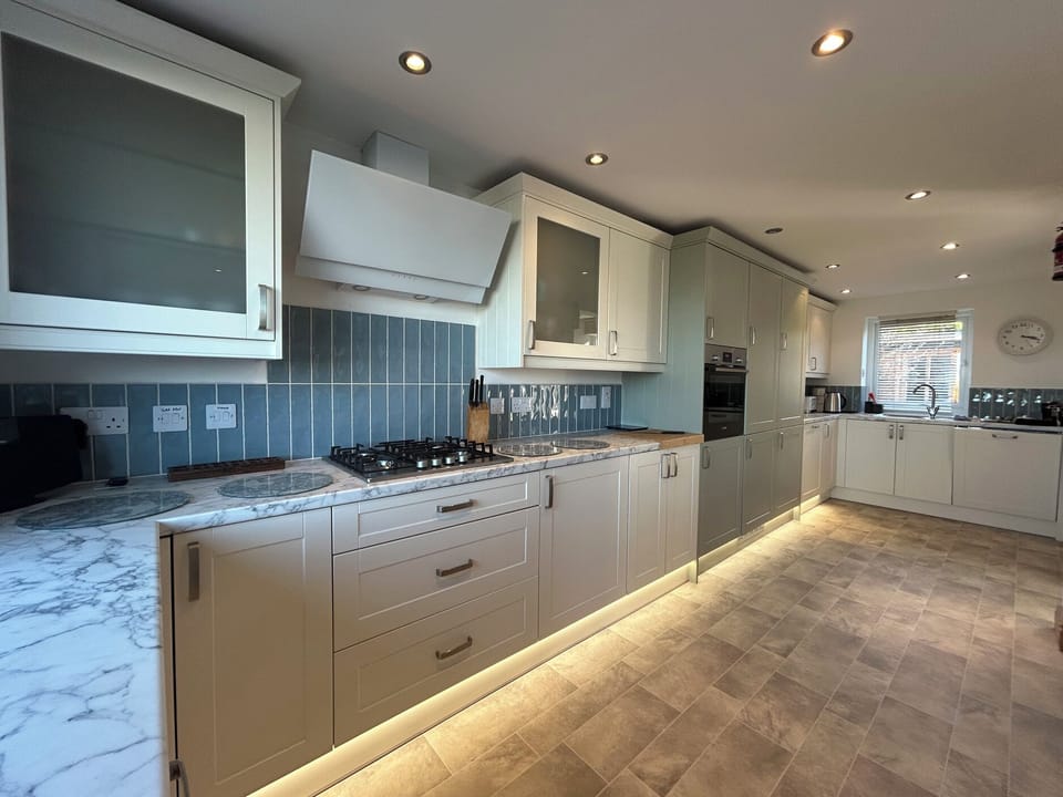 Cottage | Private kitchen | Fridge, dishwasher, electric kettle, toaster