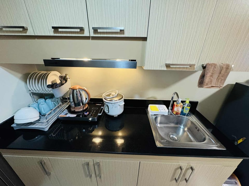 Business Condo | Private kitchen | Electric kettle, dining table
