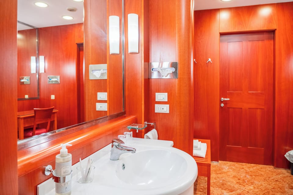 Junior Studio Suite, 1 King Bed with Sofa bed | Bathroom | Free toiletries, hair dryer, bidet, soap