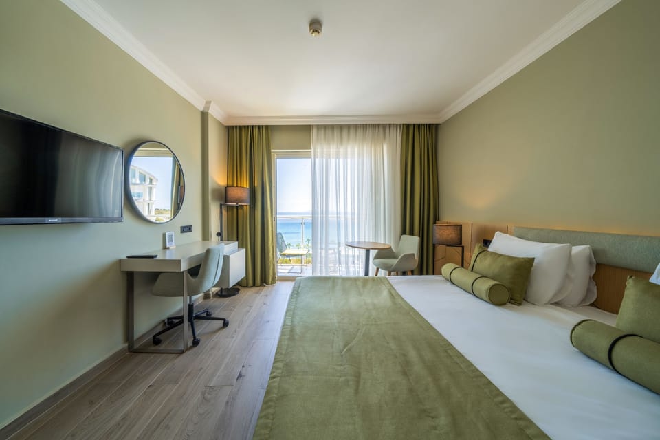 Premium bedding, Select Comfort beds, free minibar, in-room safe