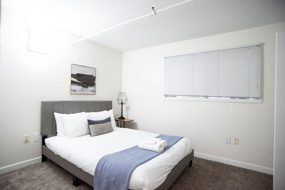 Executive Apartment | 5 bedrooms, desk, iron/ironing board, free WiFi