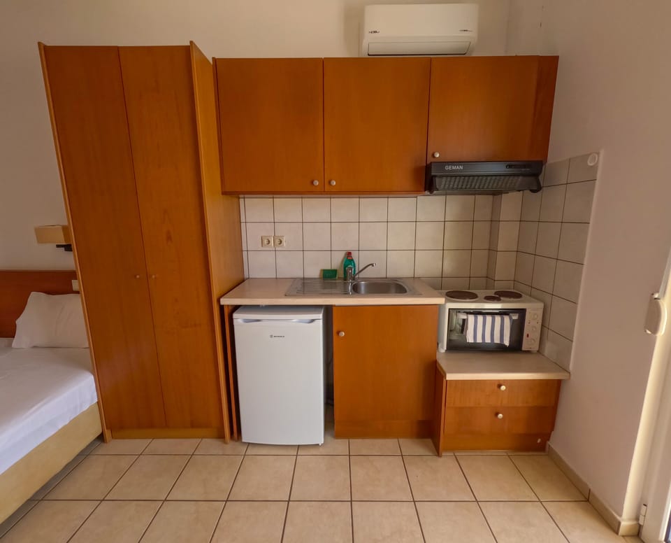 Studio, 2 Twin Beds, Sea View | Private kitchen | Fridge, stovetop, coffee/tea maker, cookware/dishes/utensils