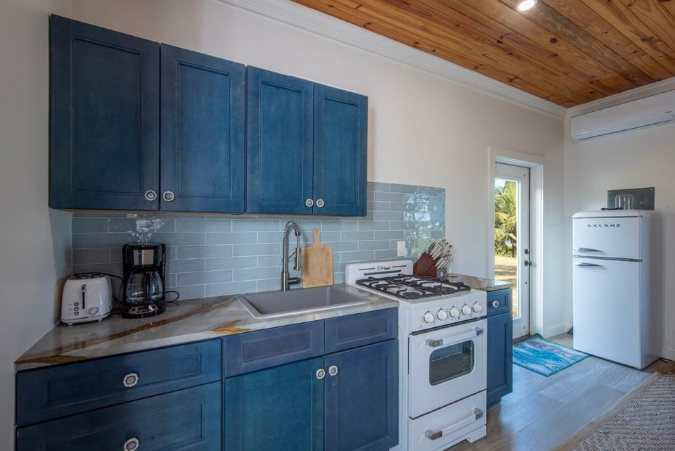 House, 4 Bedrooms | Private kitchen | Coffee/tea maker, fridge, oven, toaster