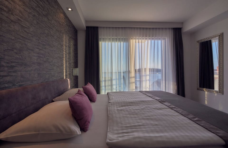 Junior Suite Front sea view (2+2) | Minibar, in-room safe, desk, laptop workspace