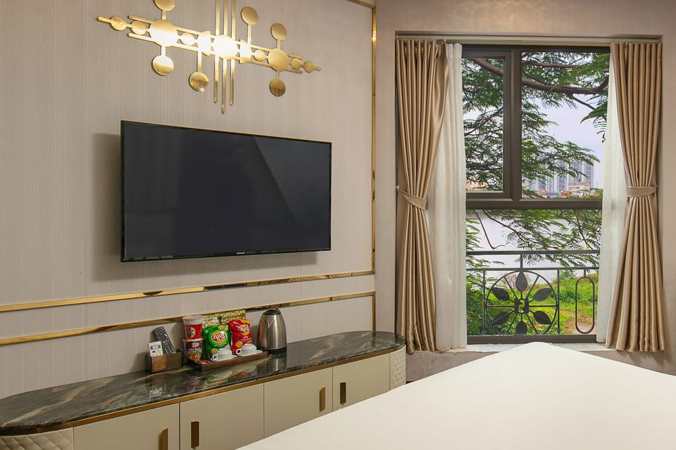 Deluxe Room, City View | Premium bedding, pillowtop beds, minibar, in-room safe