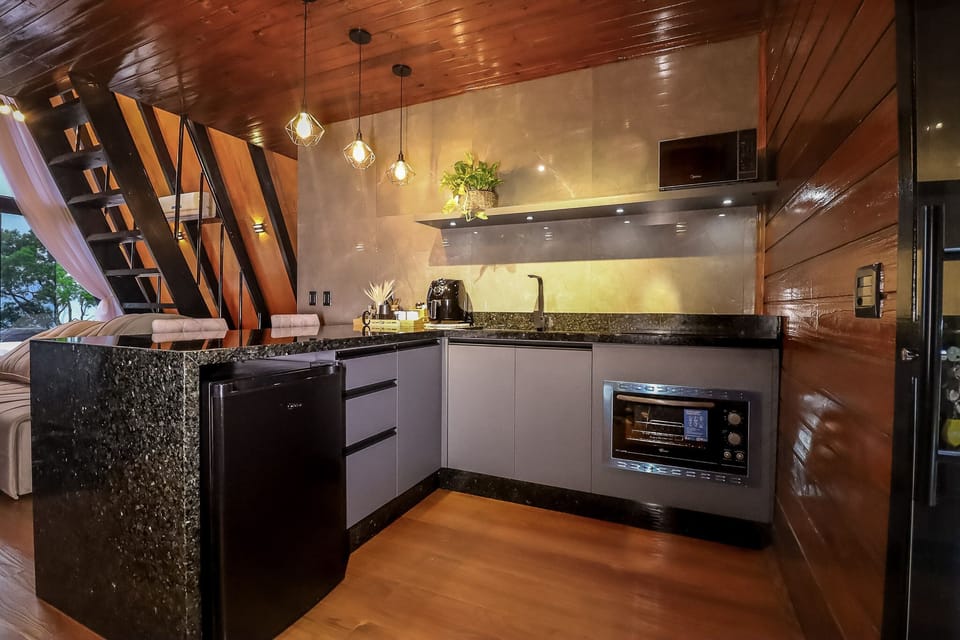 Deluxe Cabin, 1 Queen Bed, Non Smoking, Jetted Tub | Private kitchen | Microwave, oven, toaster, toaster oven