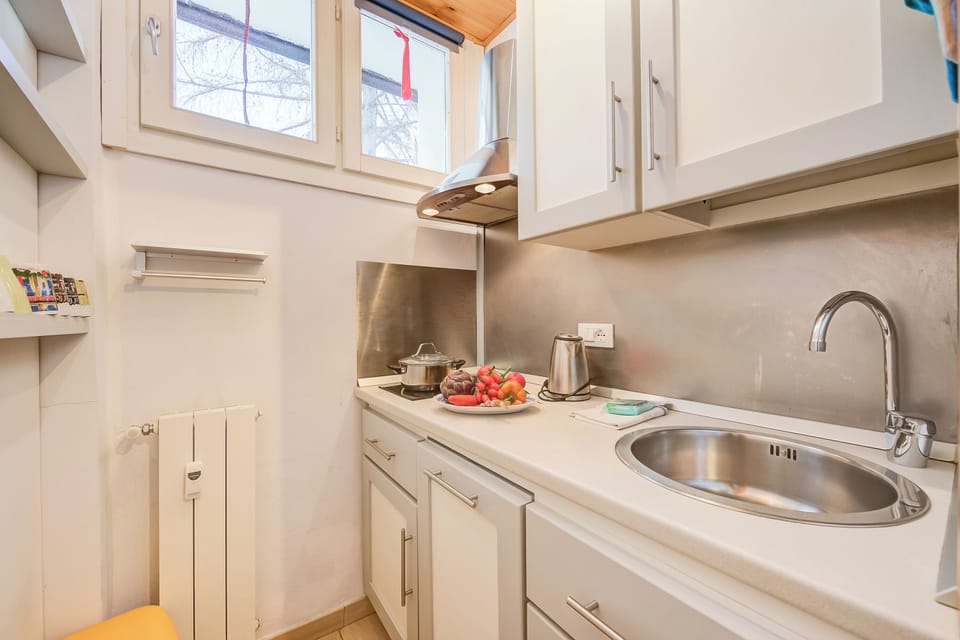Standard Apartment, Multiple Bedrooms (La Tana Dell'Ermellino 3 Ski In Ski) | Private kitchen | Fridge, microwave, stovetop, electric kettle