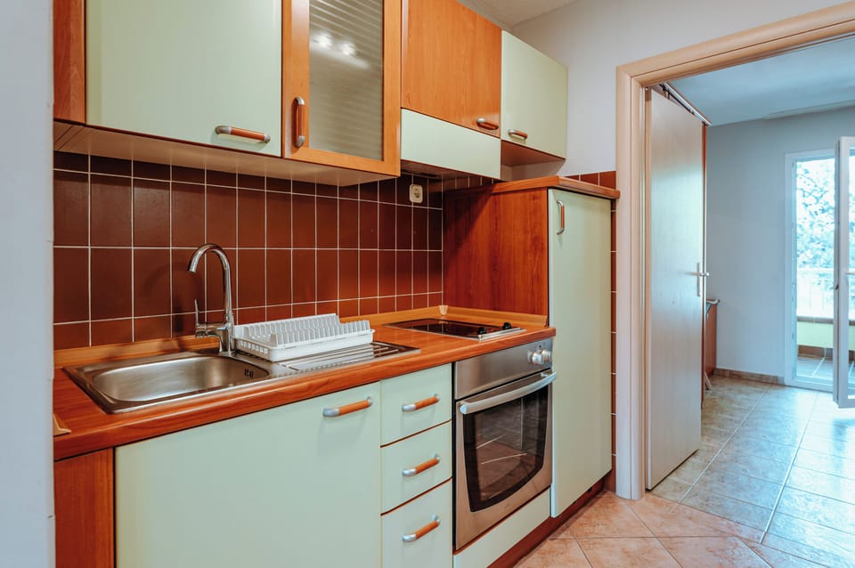 Fridge, oven, stovetop, coffee/tea maker