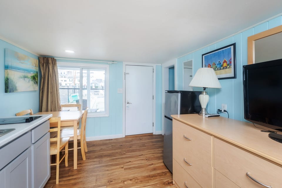 Standard Room, 2 Double Beds, Kitchenette | Free WiFi, bed sheets