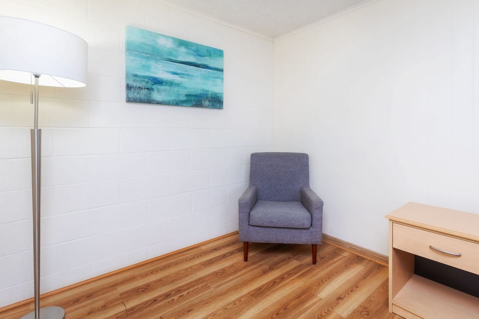 Standard Room, 1 King Bed, Non Smoking | Free WiFi, bed sheets