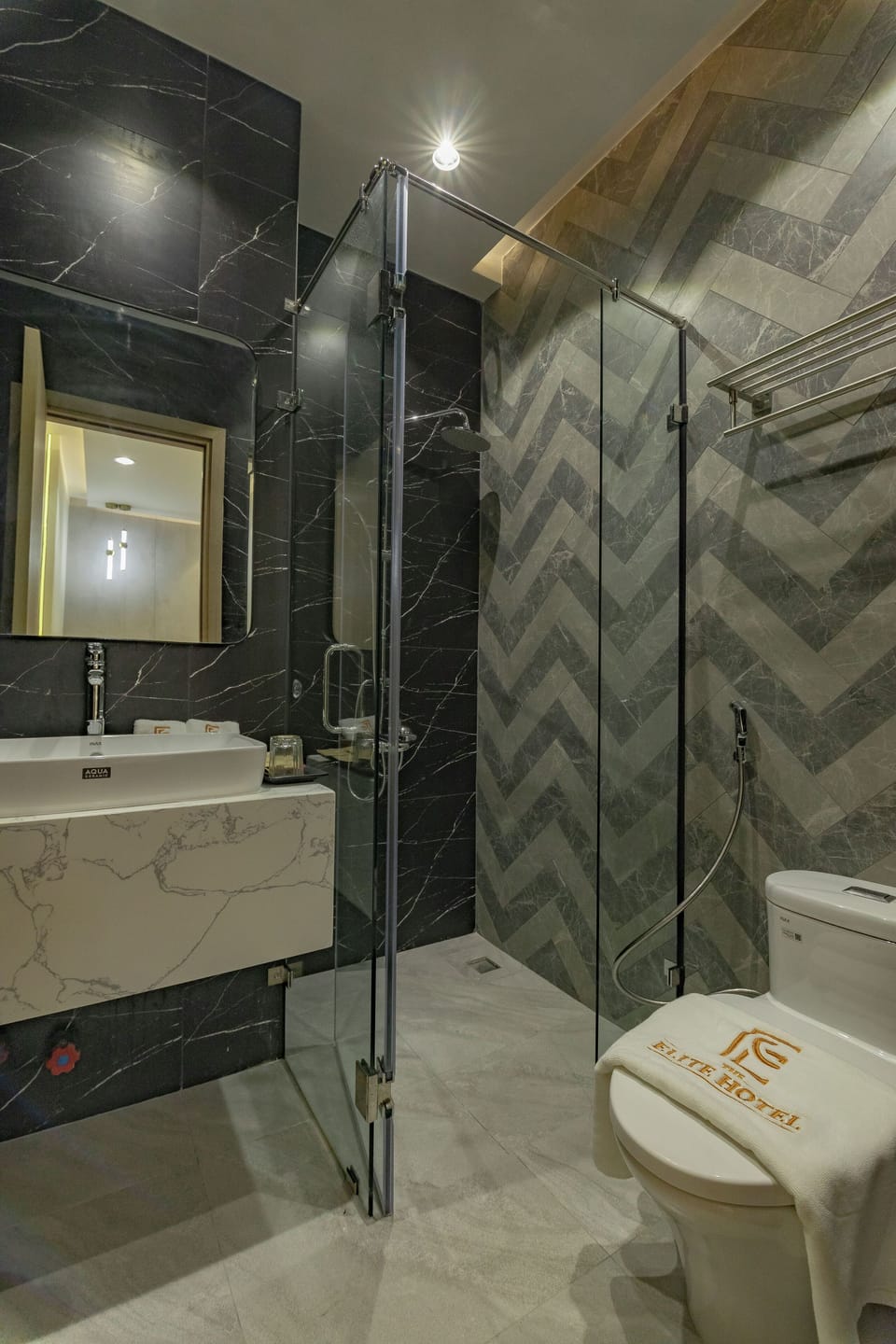 Superior Double Room | Bathroom | Shower, rainfall showerhead, hair dryer, slippers