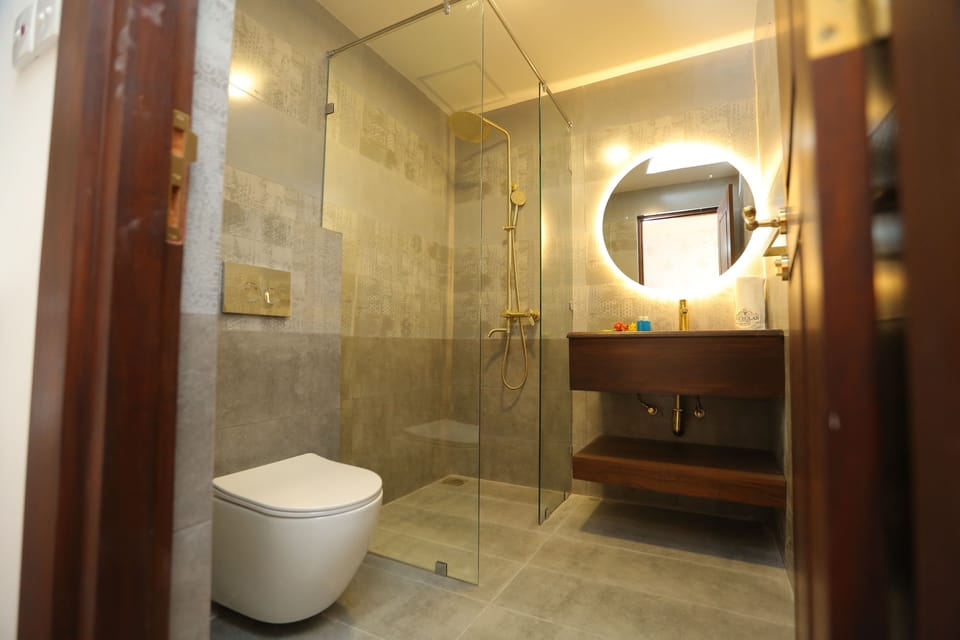 Executive Double Room | Bathroom | Shower, rainfall showerhead, hair dryer, bidet