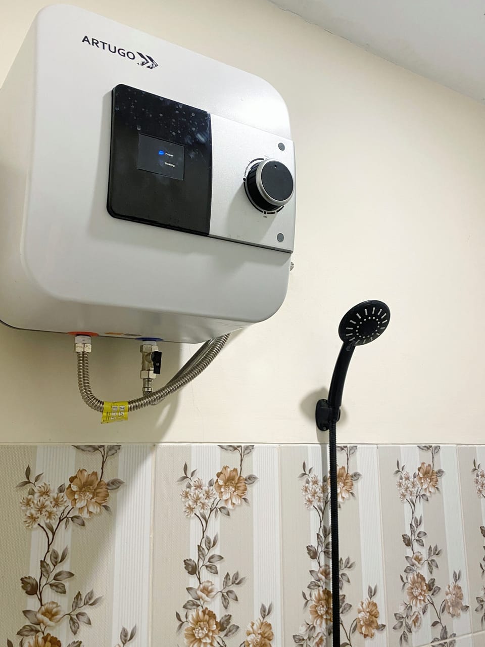 Rainfall showerhead, towels