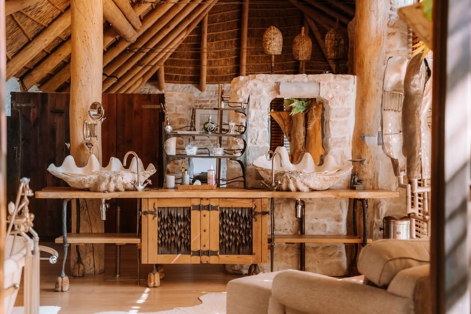 Luxury Suite | Bathroom | Free toiletries, hair dryer, bathrobes