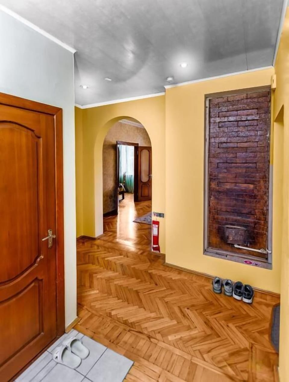 Shower, hair dryer, slippers, bidet