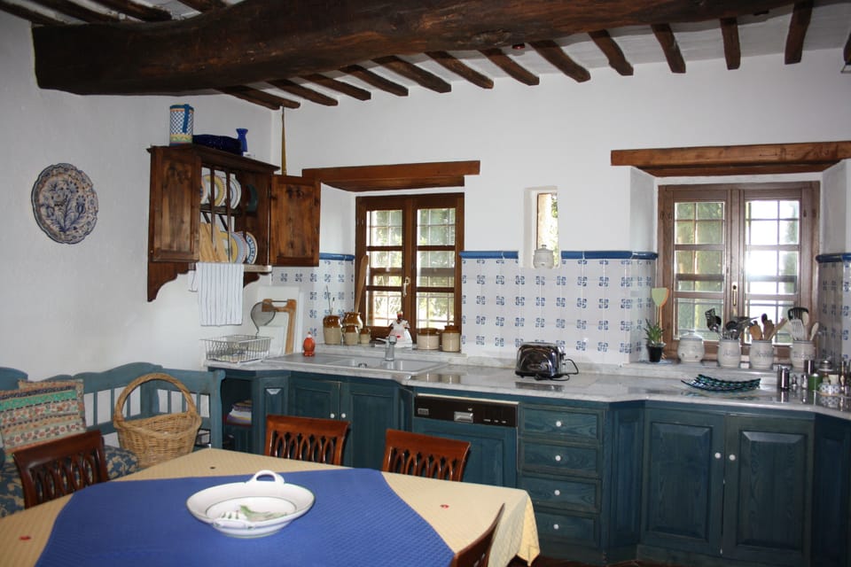 Coffee/tea maker, full-size fridge, stovetop, dishwasher