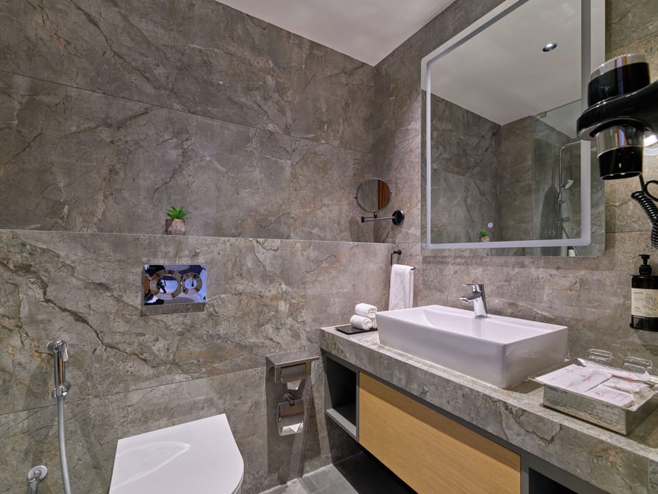 One Bedroom Suite King | Bathroom | Shower, rainfall showerhead, free toiletries, hair dryer