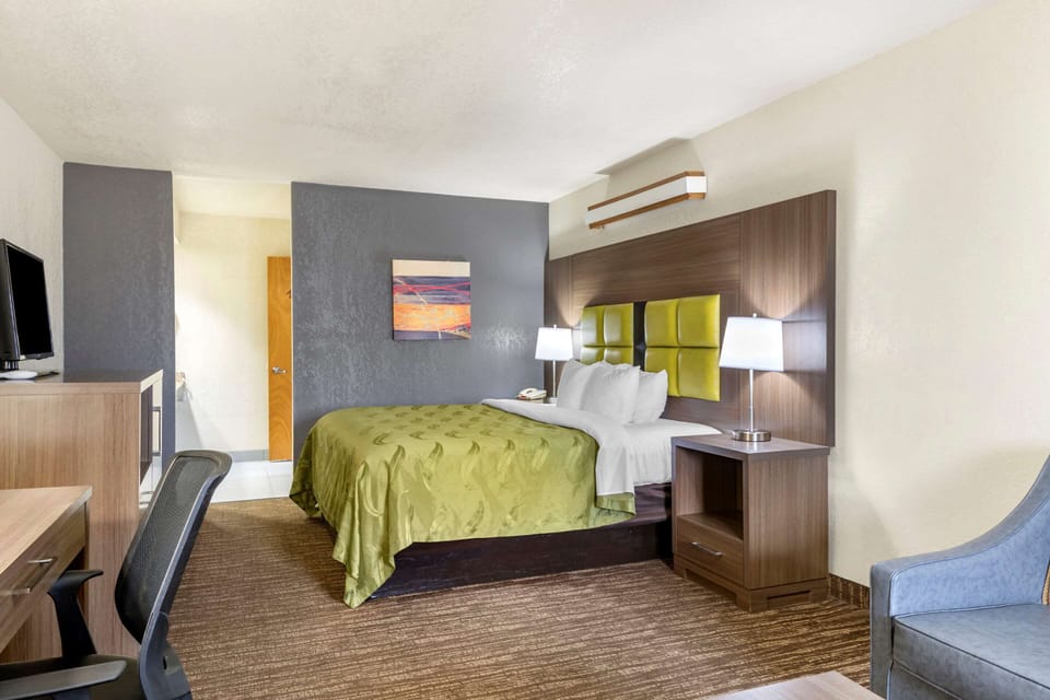 Desk, iron/ironing board, rollaway beds, free WiFi
