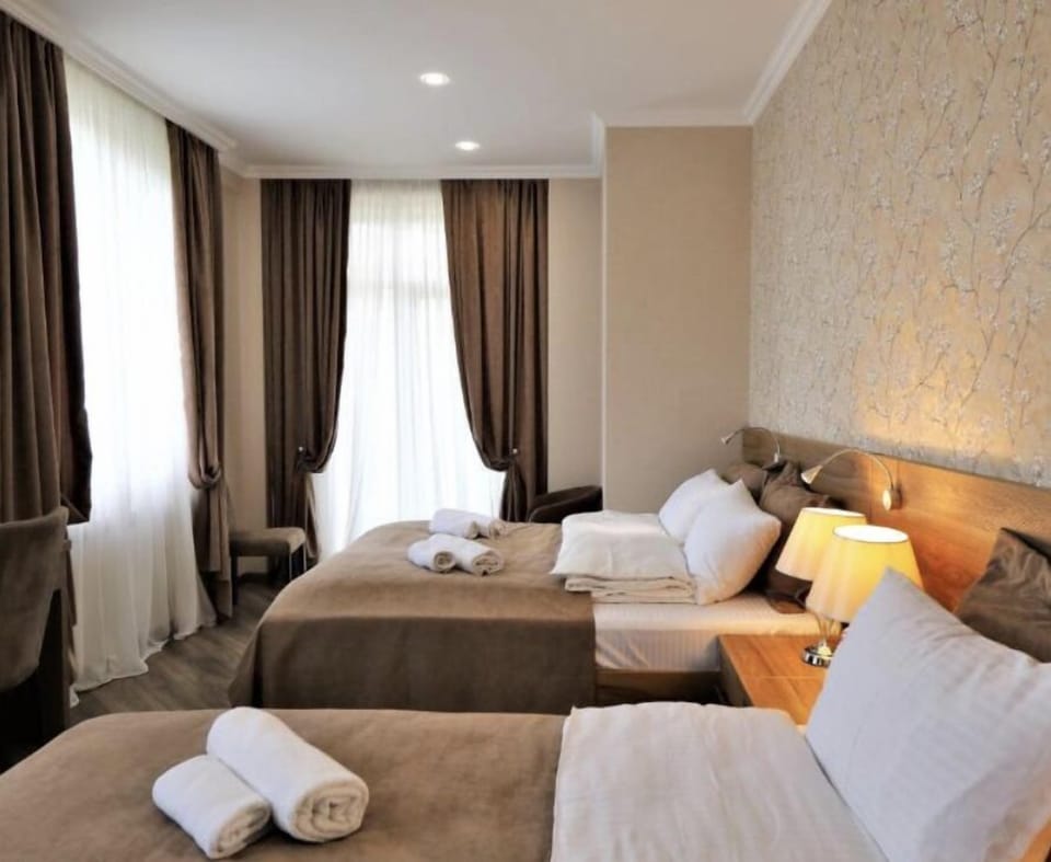 Deluxe Triple Room | Soundproofing, iron/ironing board, free WiFi