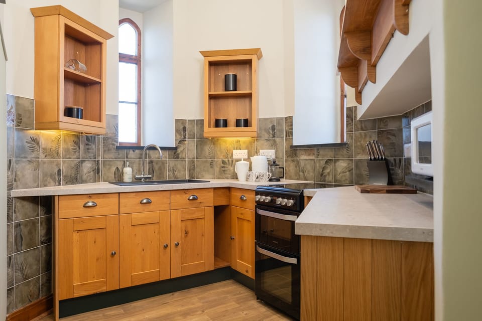 Cottage | Private kitchen | Fridge, electric kettle, toaster, cookware/dishes/utensils