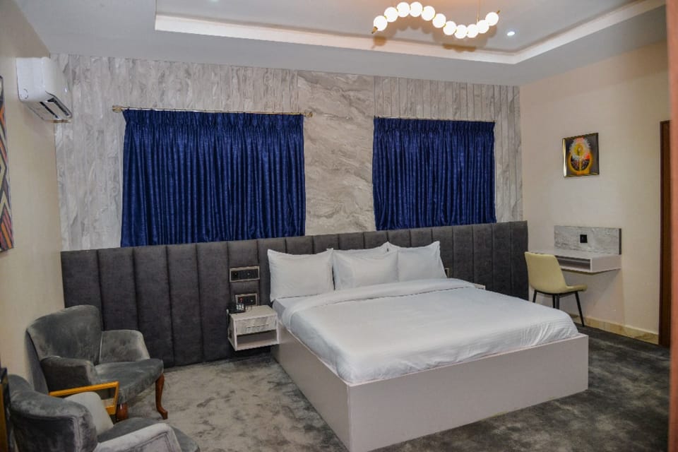 Business Suite | Desk, free WiFi